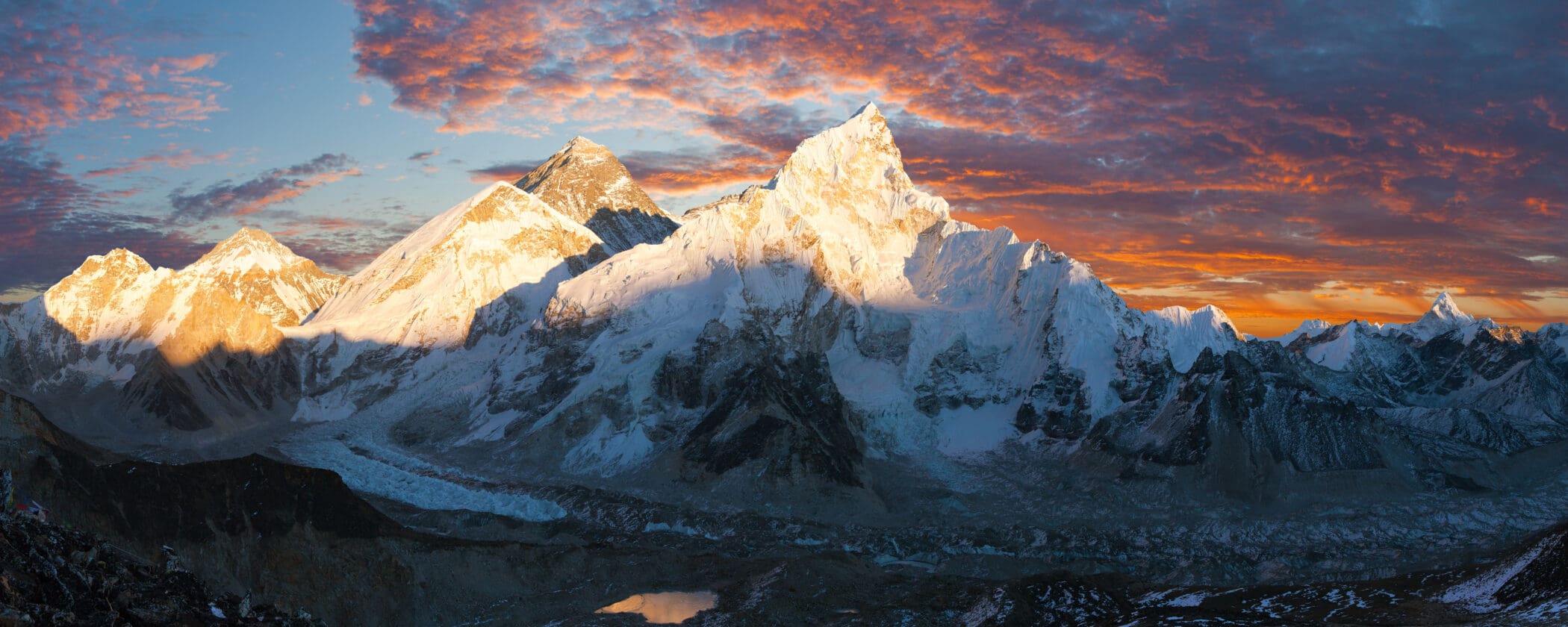 mounteverestandnuptsehimalayaeveningpanoramicviewwithbeautiful