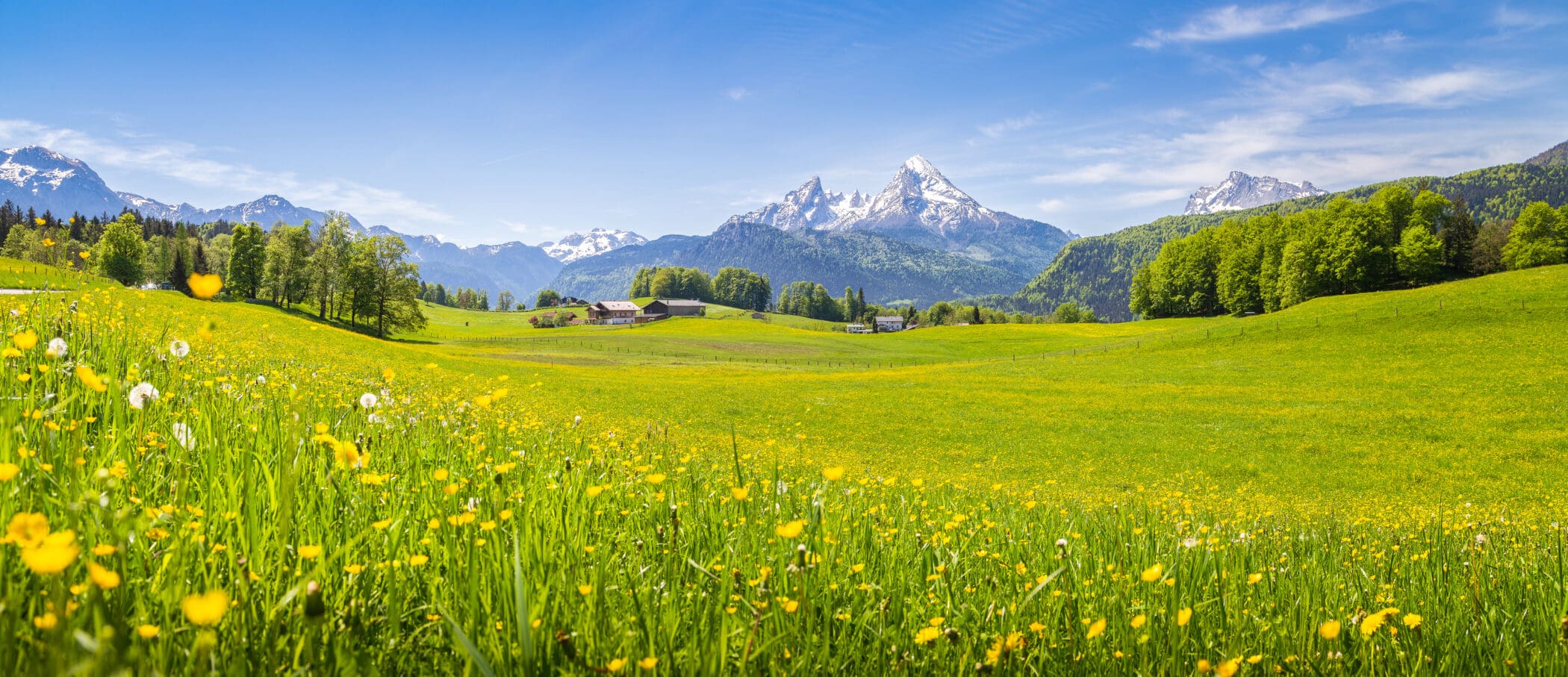 panoramicviewofidyllicmountainsceneryinthealpswith