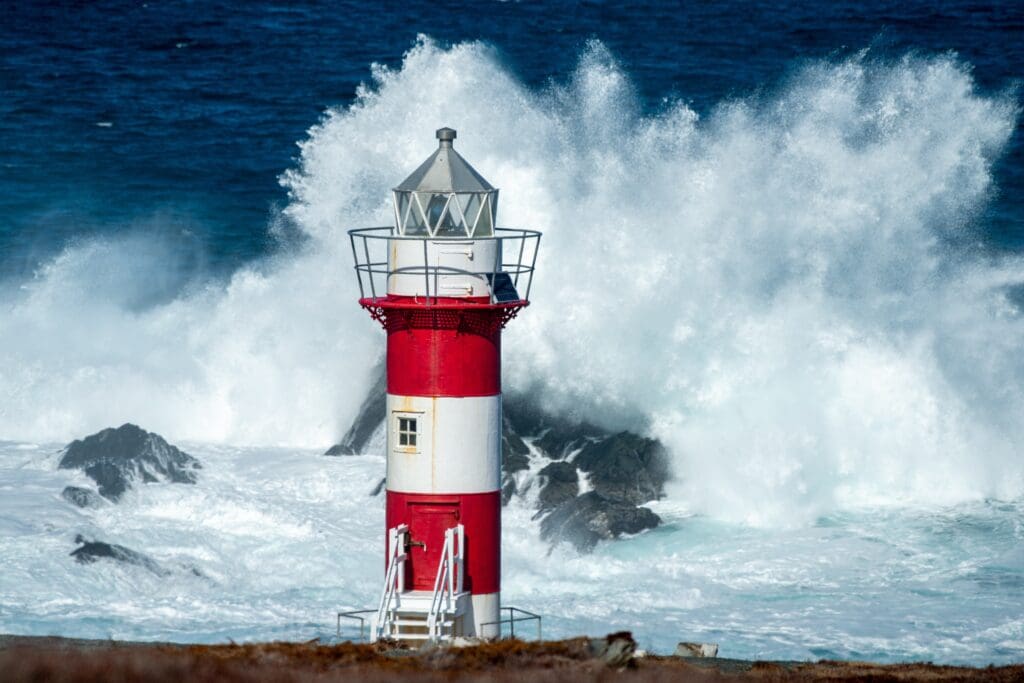 atallcircularlighthousetowerhashorizontalredandwhite